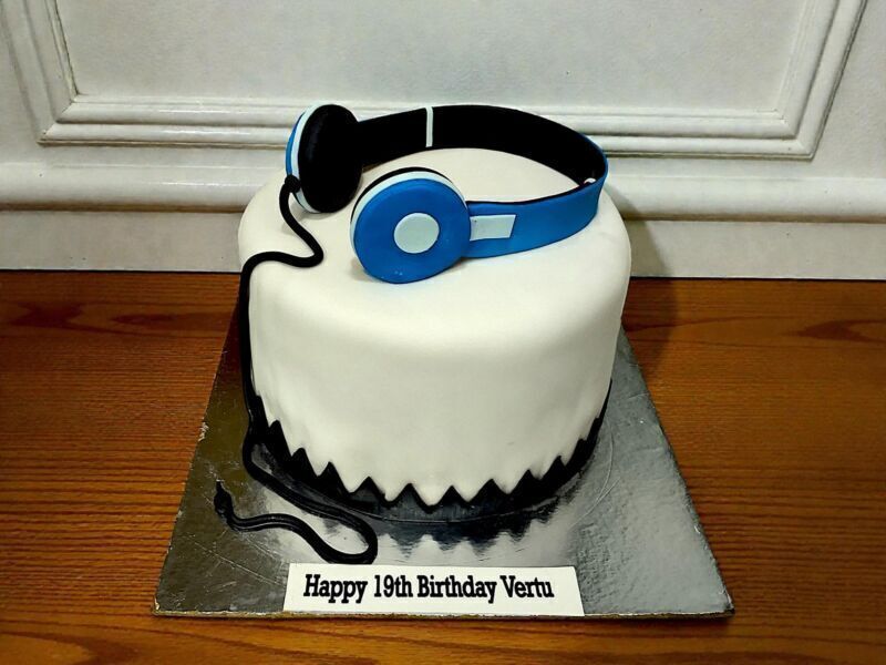 Cool Beats Headphone Fondant Cake 3 Cool Beats Headphone Fondant Cake